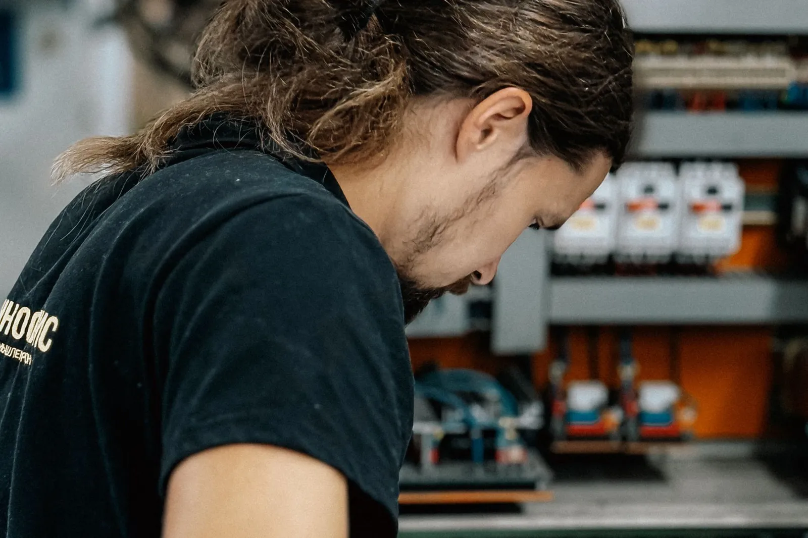 Un técnico trabaja en un panel eléctrico